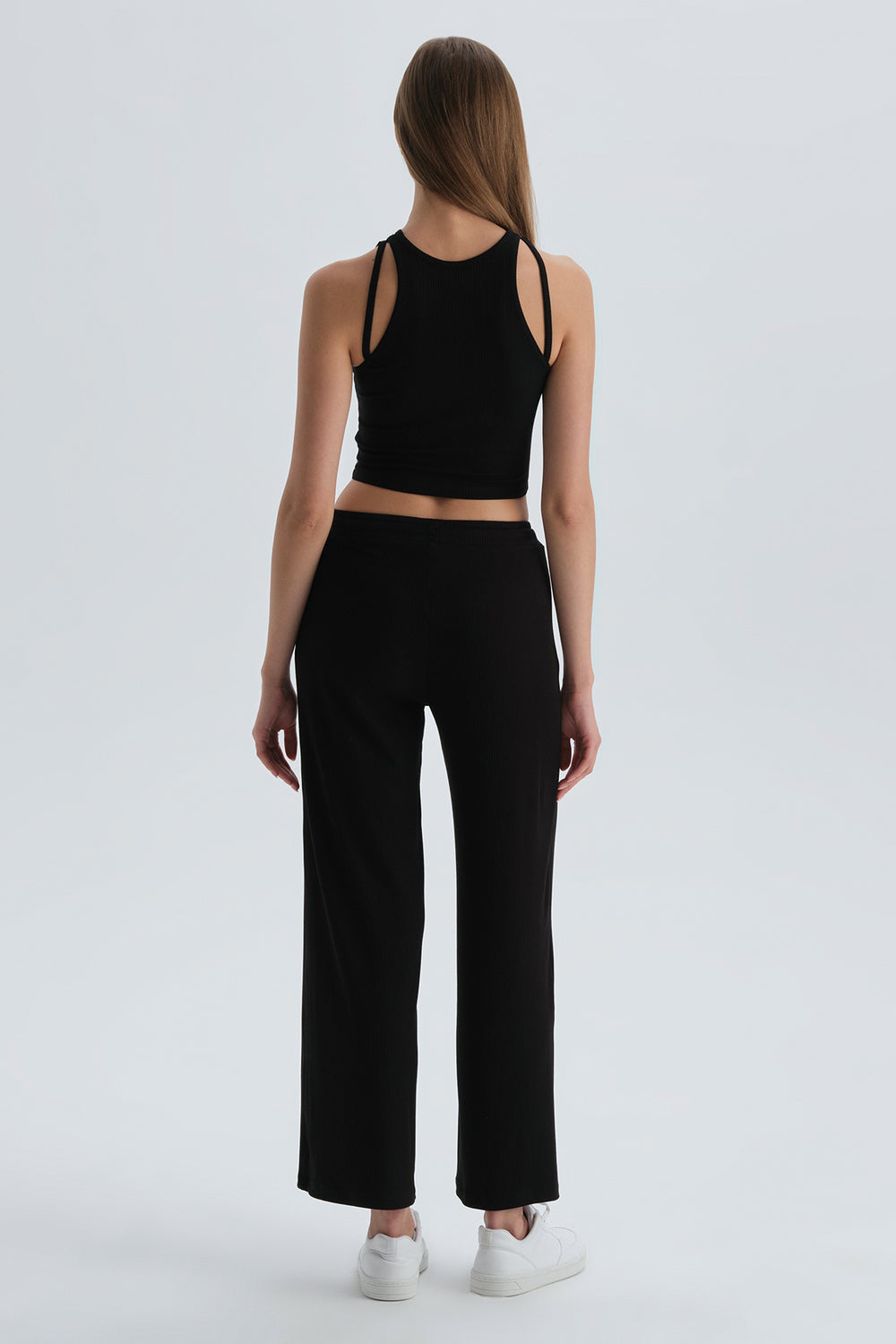 Siyah Ip Askılı Halter Yaka Crop Atlet