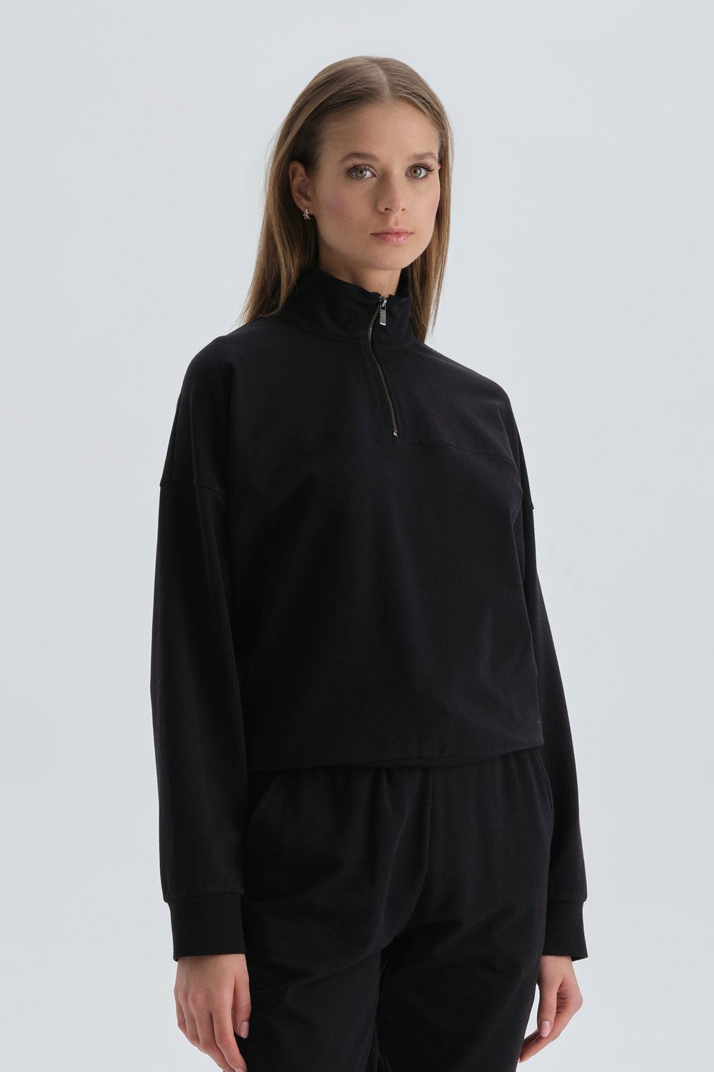 BLACK SWEATSHIRT