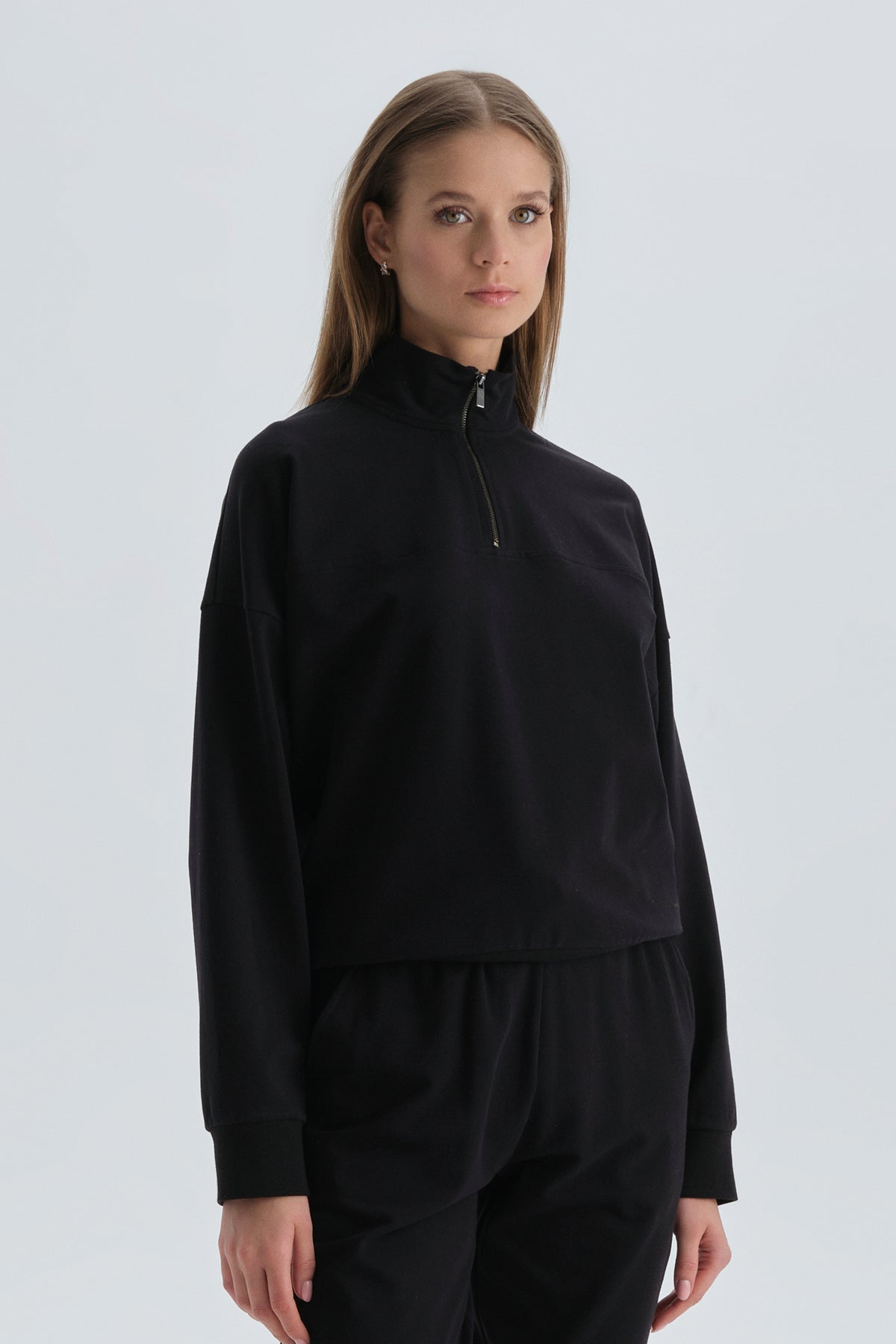BLACK SWEATSHIRT