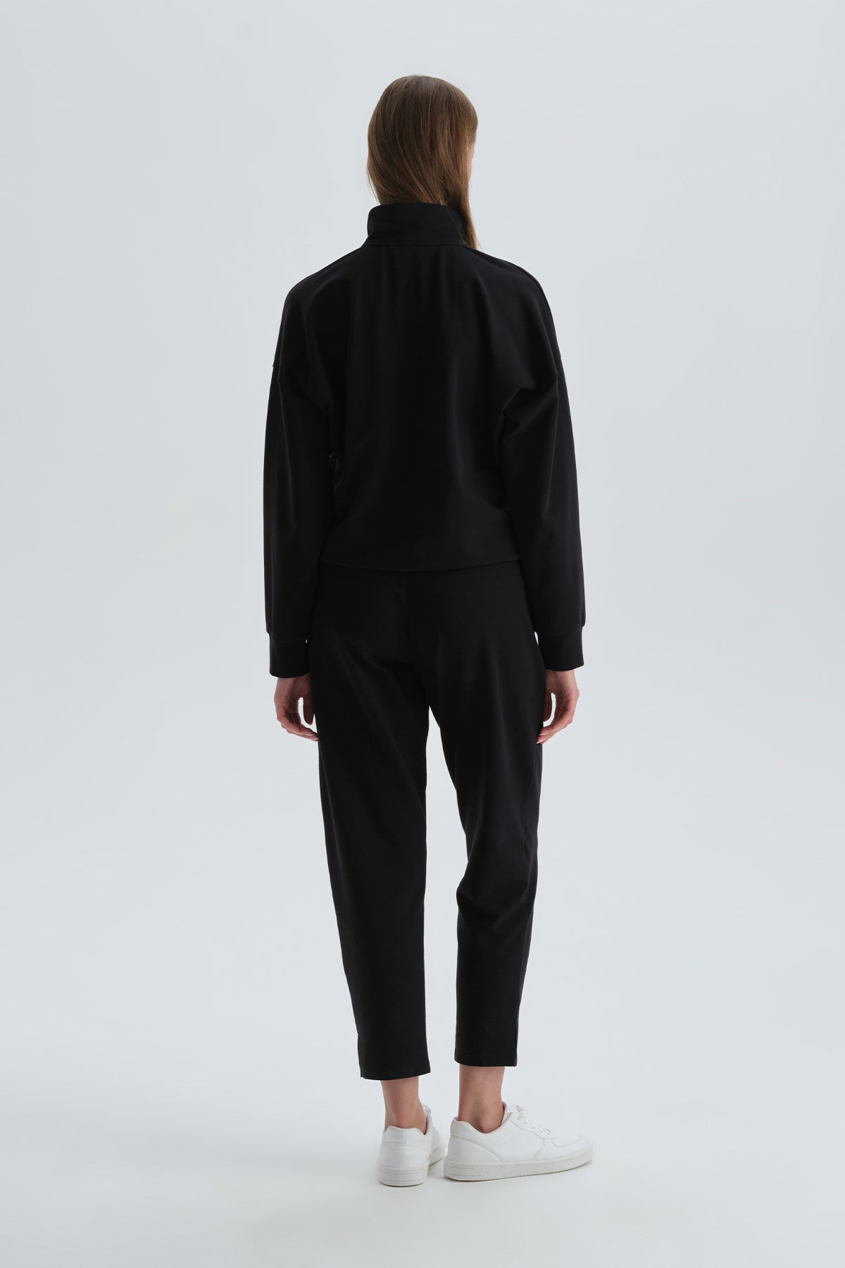 BLACK SWEATSHIRT