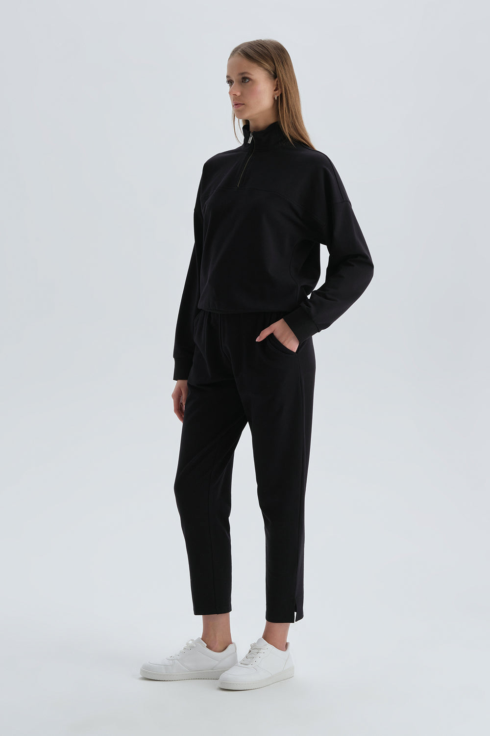 BLACK SWEATSHIRT