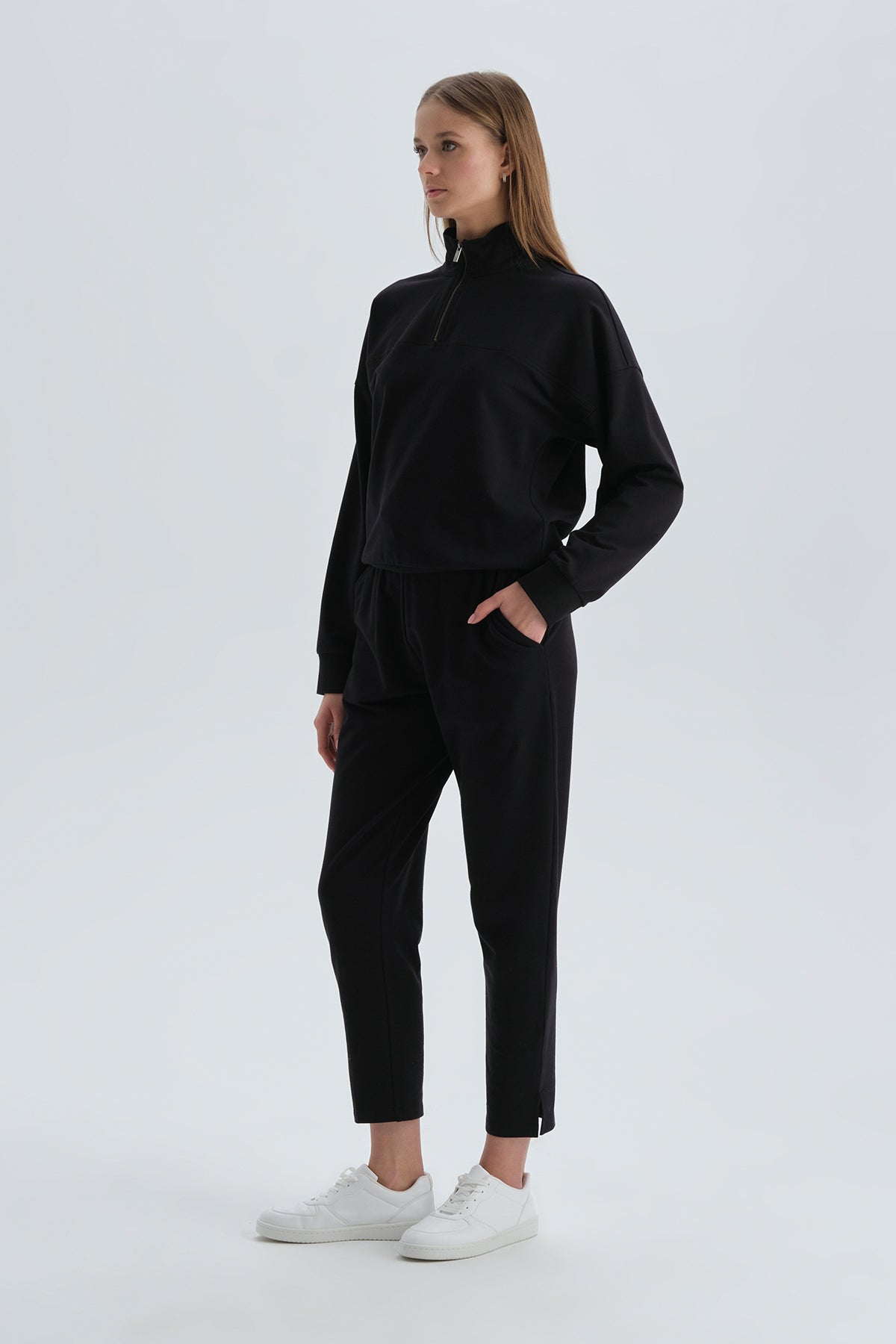 BLACK SWEATSHIRT