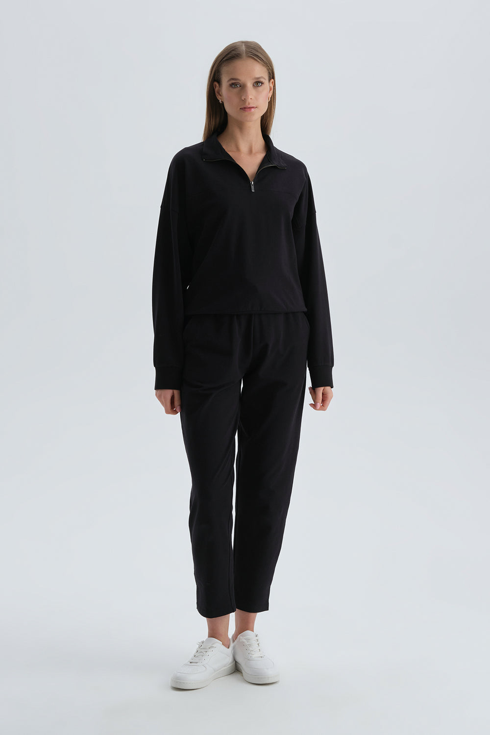 BLACK SWEATSHIRT