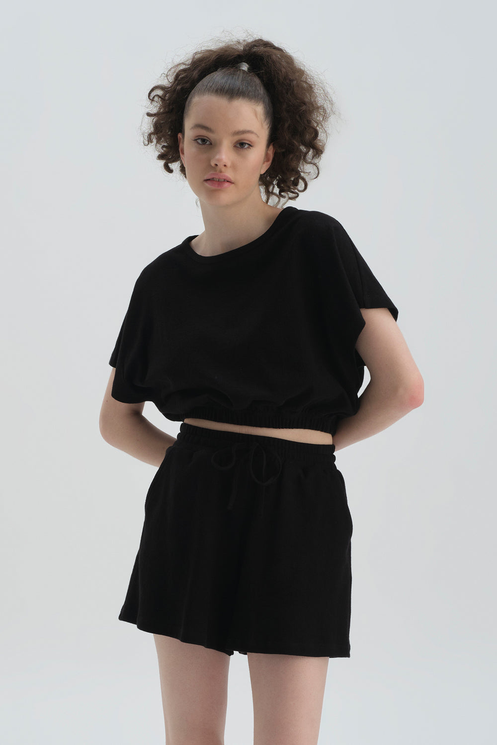 Siyah Bisiklet Yaka Pamuklu Crop T-Shirt