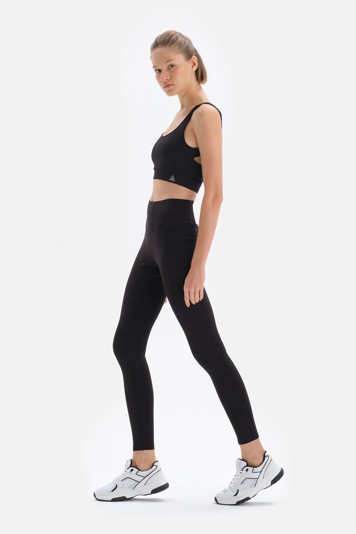 BLACK LEGGINGS
