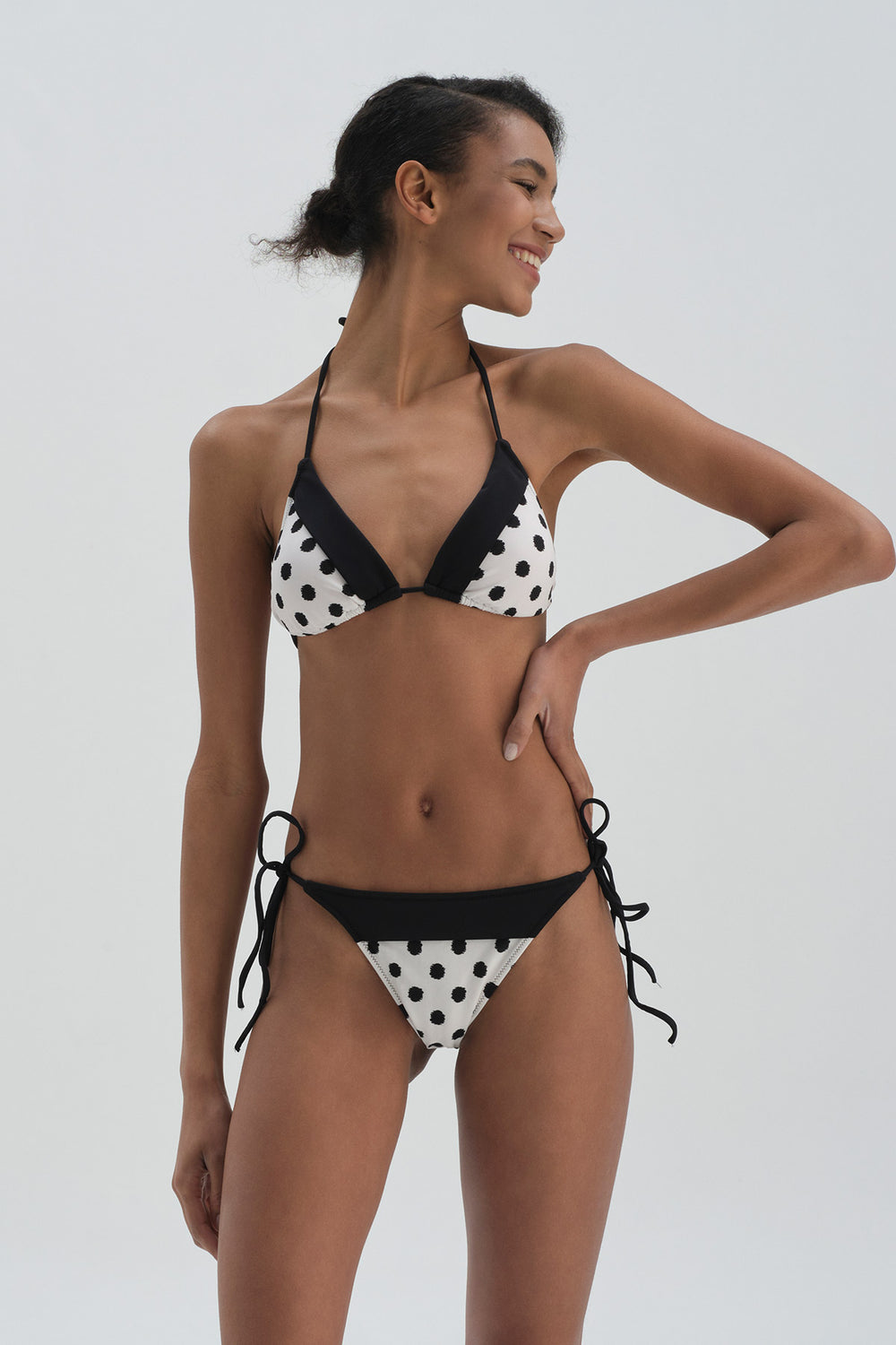 BLACK - WHITE BIKINI TOP