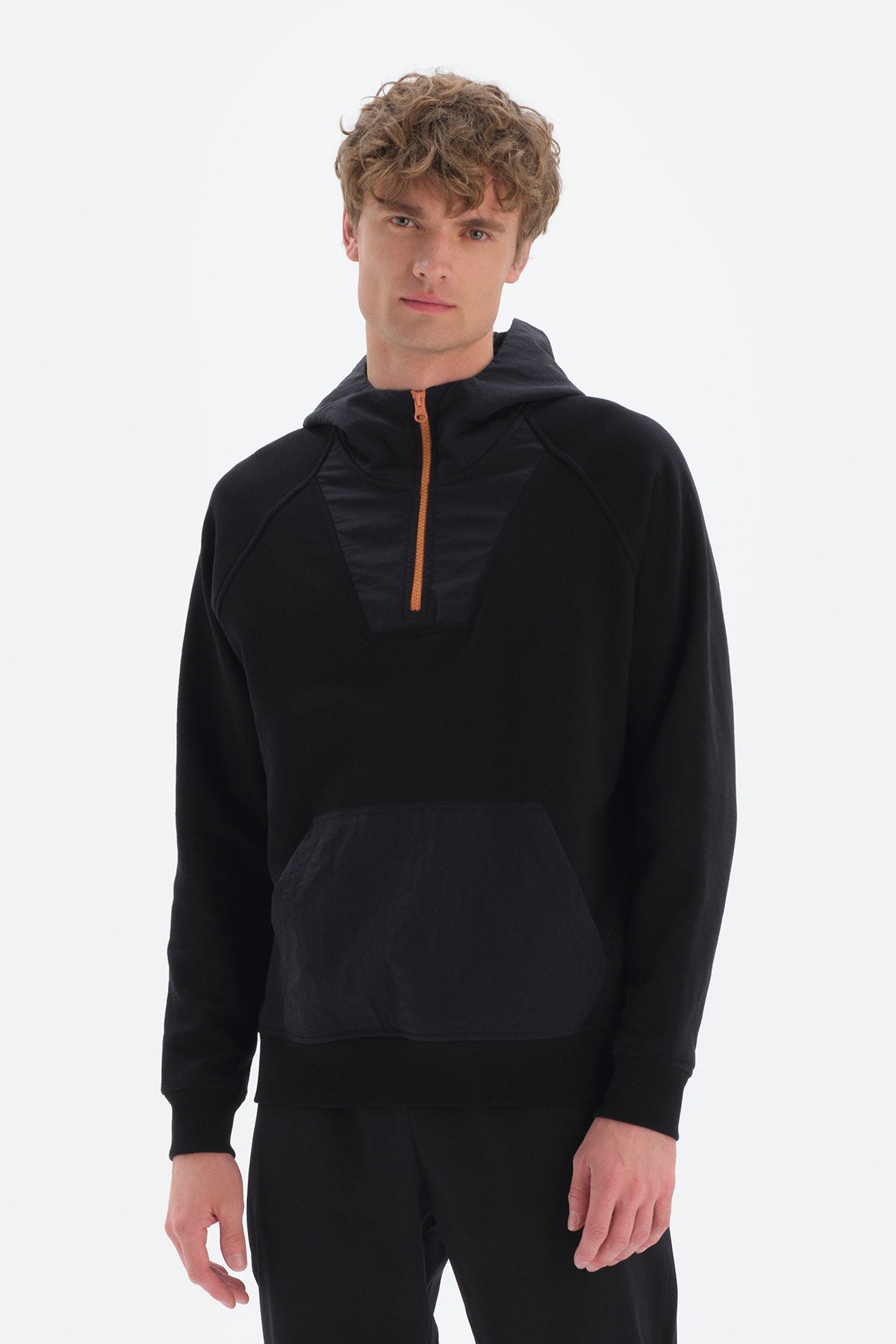 BLACK SWEATSHIRT