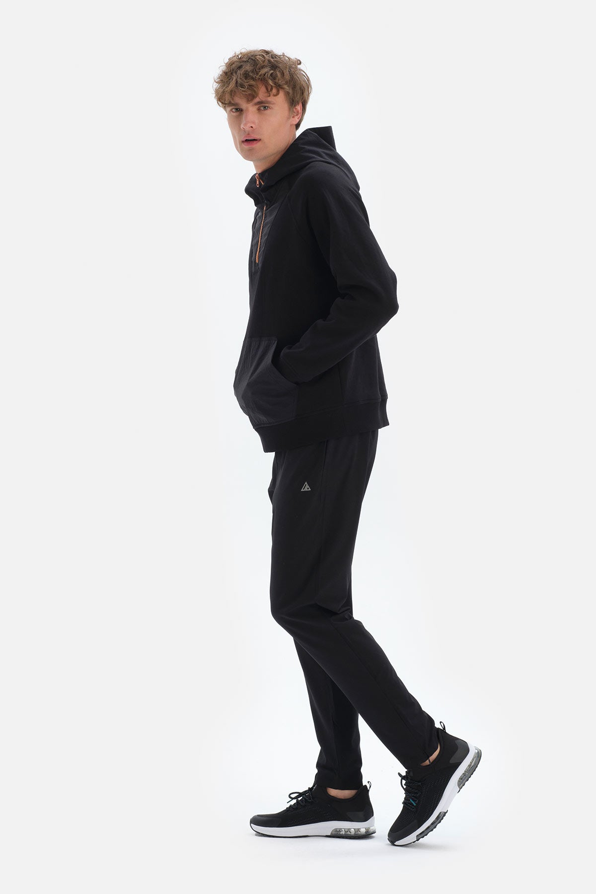BLACK SWEATSHIRT