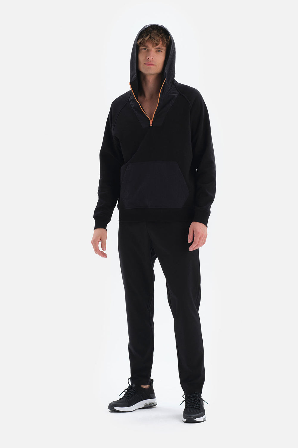 BLACK SWEATSHIRT