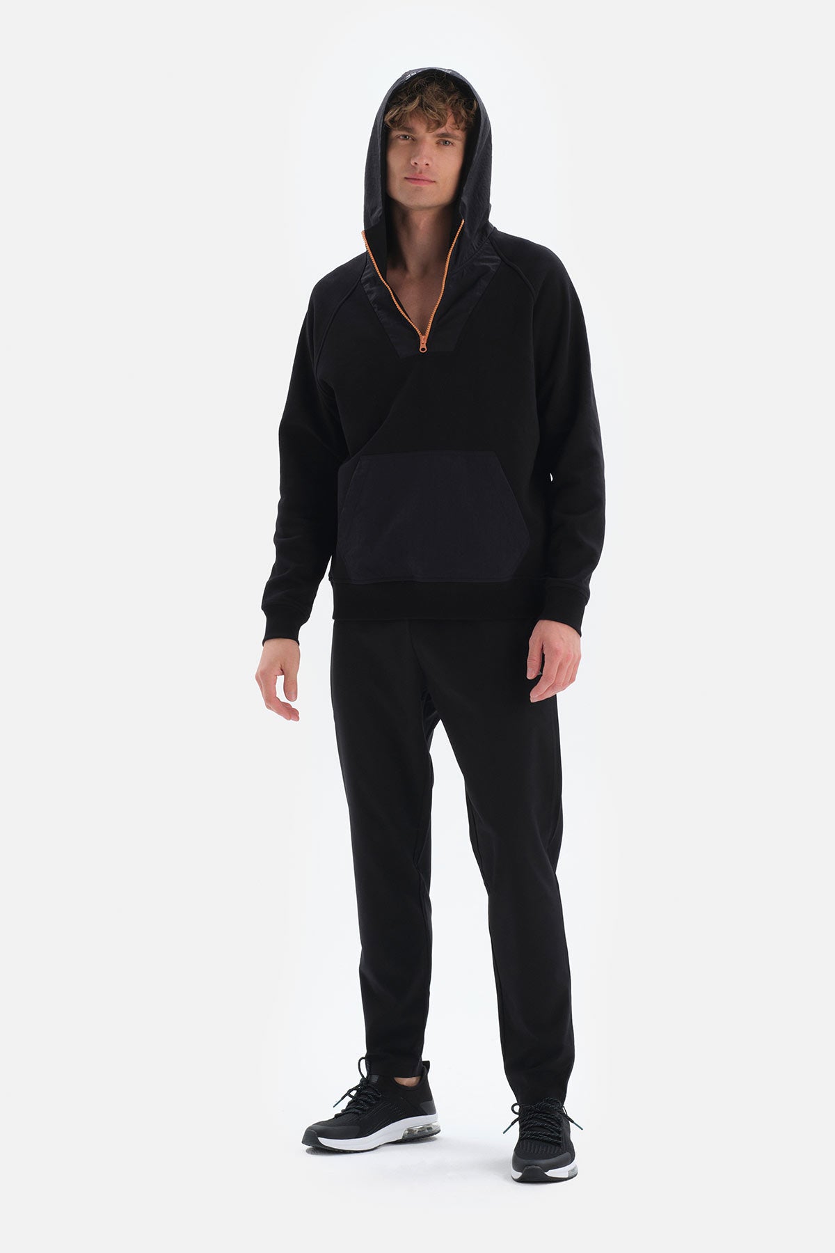 BLACK SWEATSHIRT