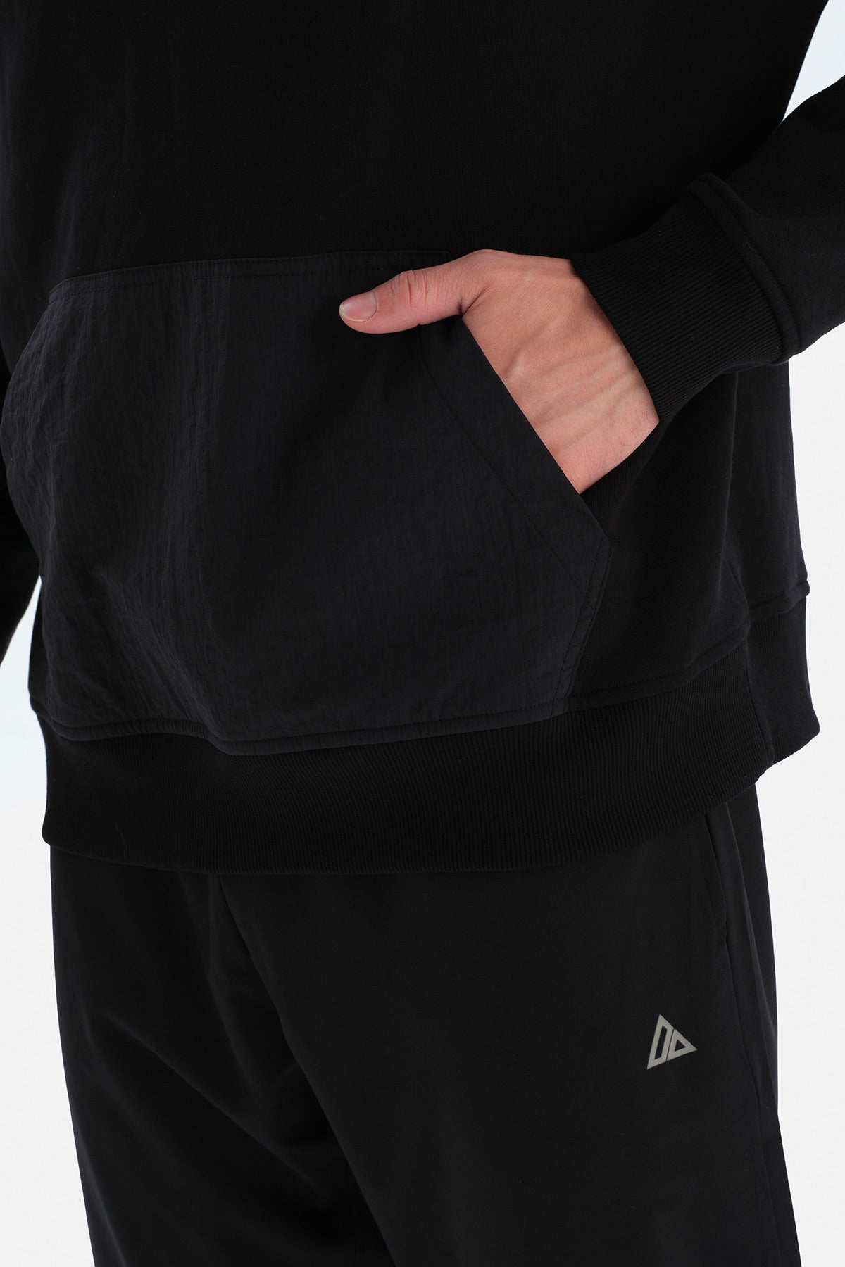BLACK SWEATSHIRT