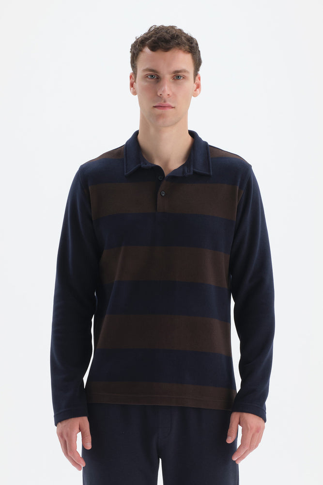 NAVY SWEATSHIRT