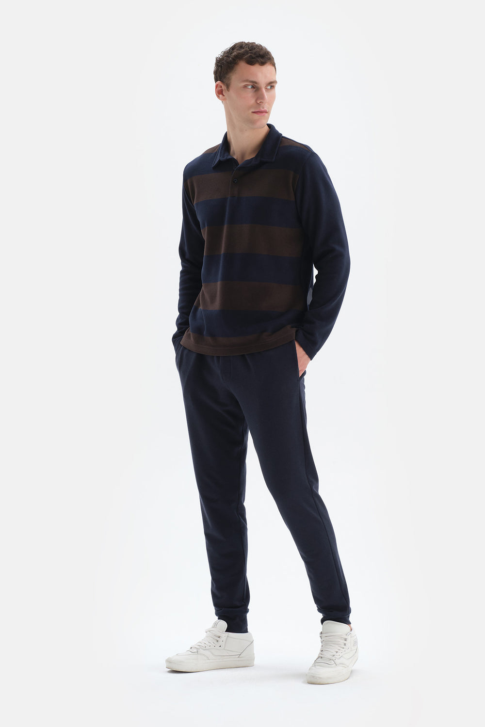 NAVY SWEATSHIRT