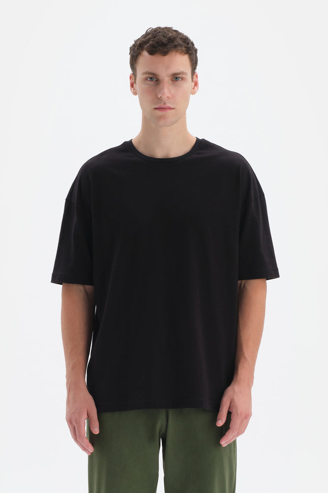 BLACK T-SHIRT
