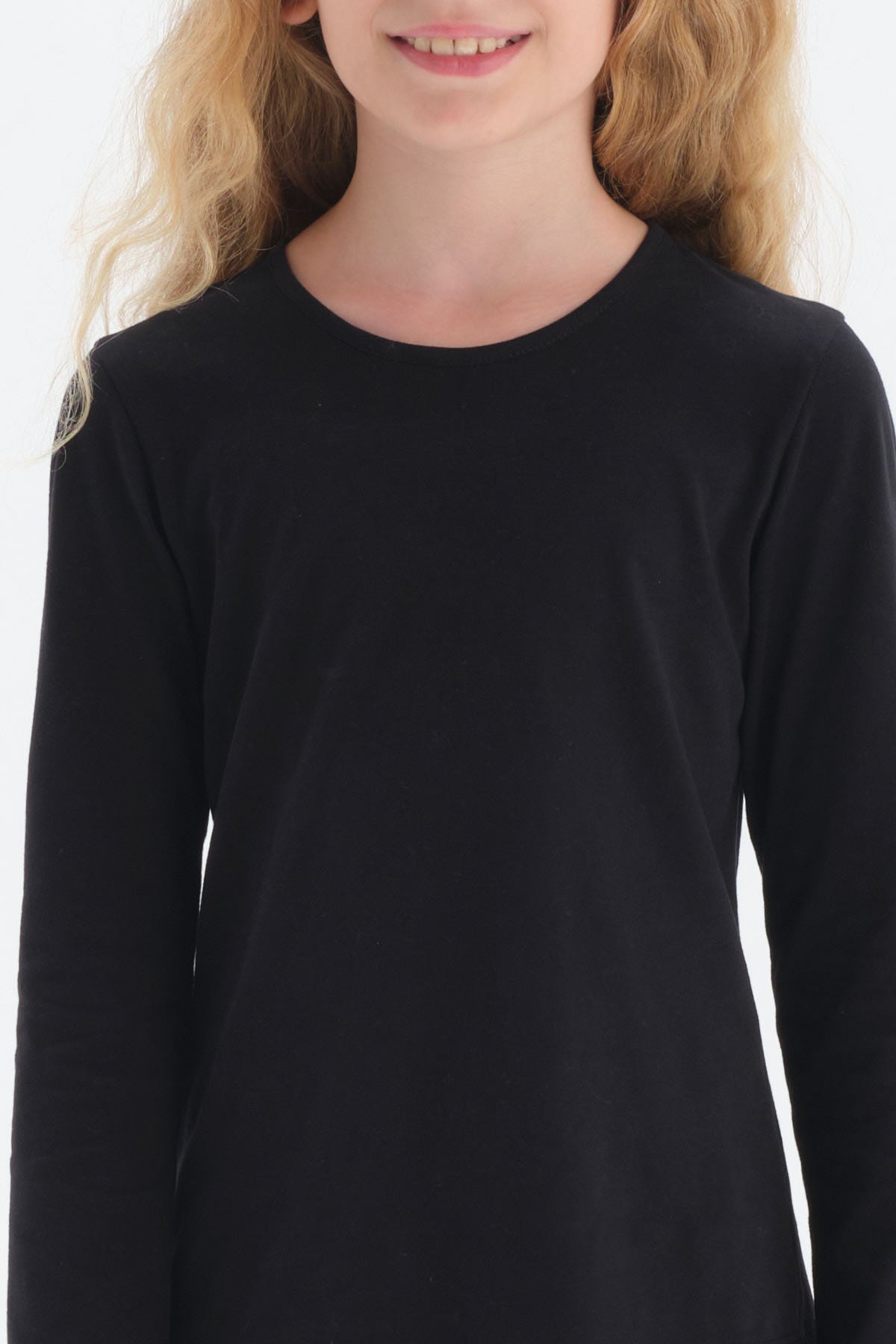 BLACK T-SHIRT