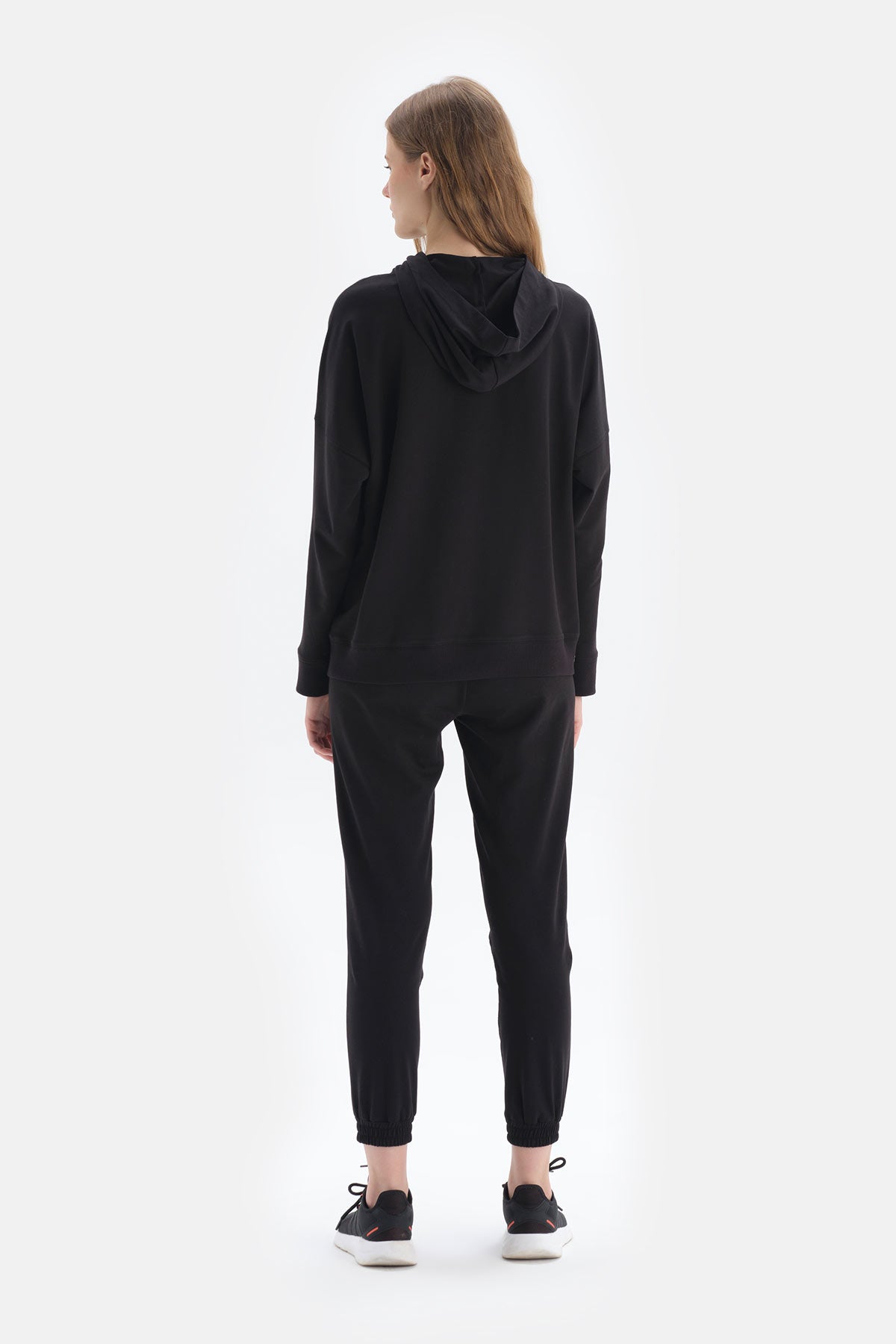 BLACK SWEATSHIRT