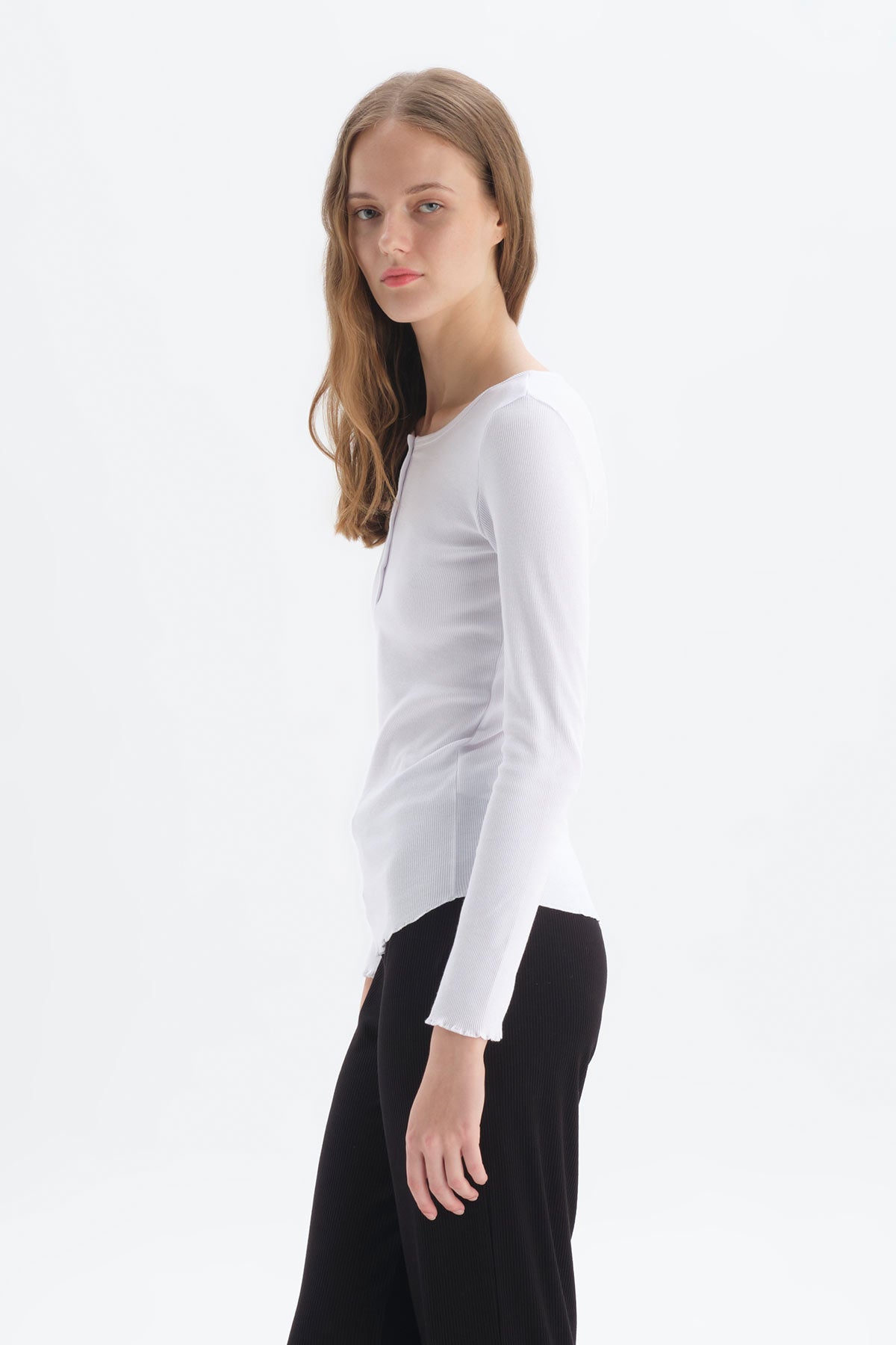 WHITE T-SHIRT