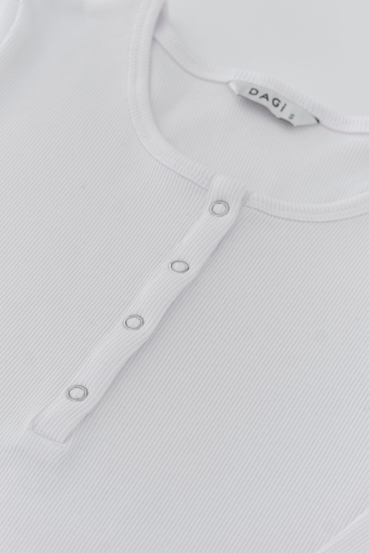 WHITE T-SHIRT