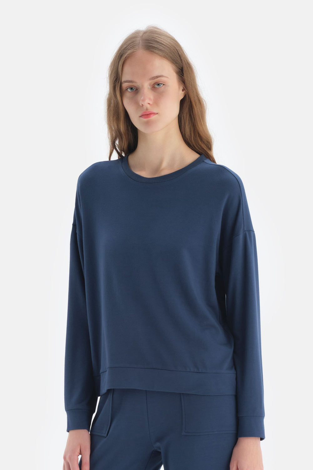 NAVY SWEATSHIRT
