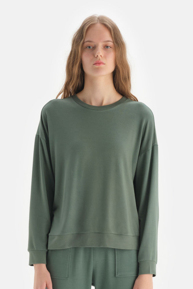 GREEN SWEATSHIRT