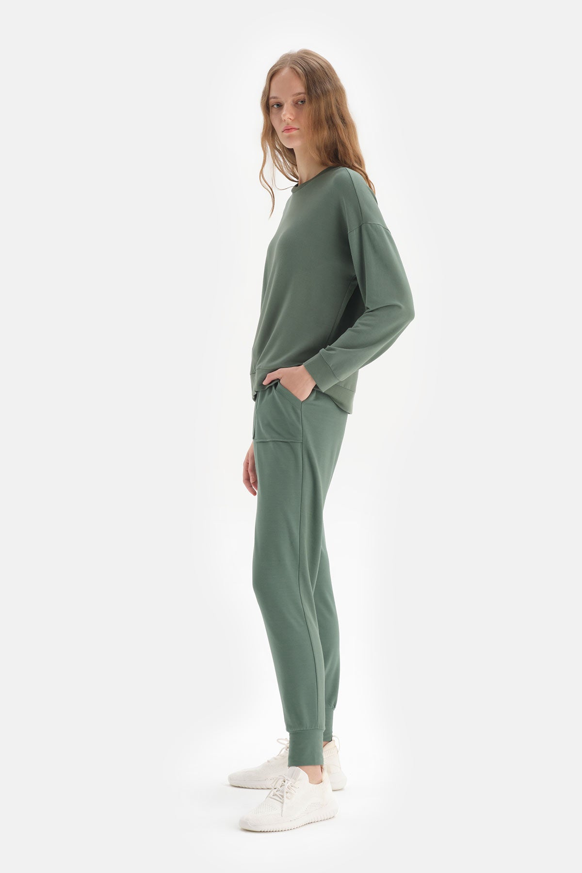 GREEN SWEATSHIRT