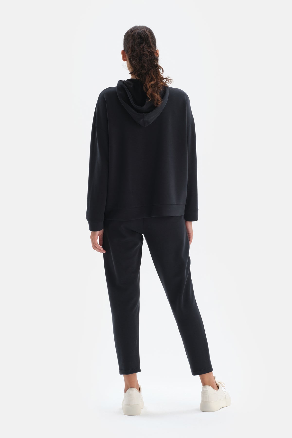BLACK SWEATSHIRT
