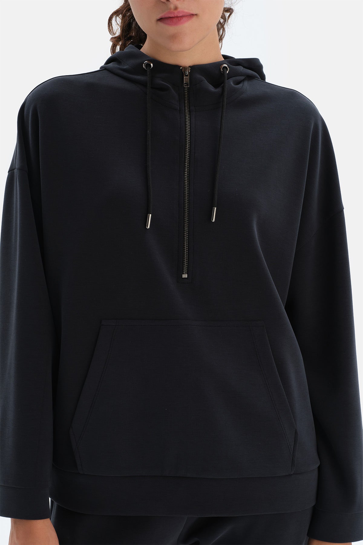 BLACK SWEATSHIRT