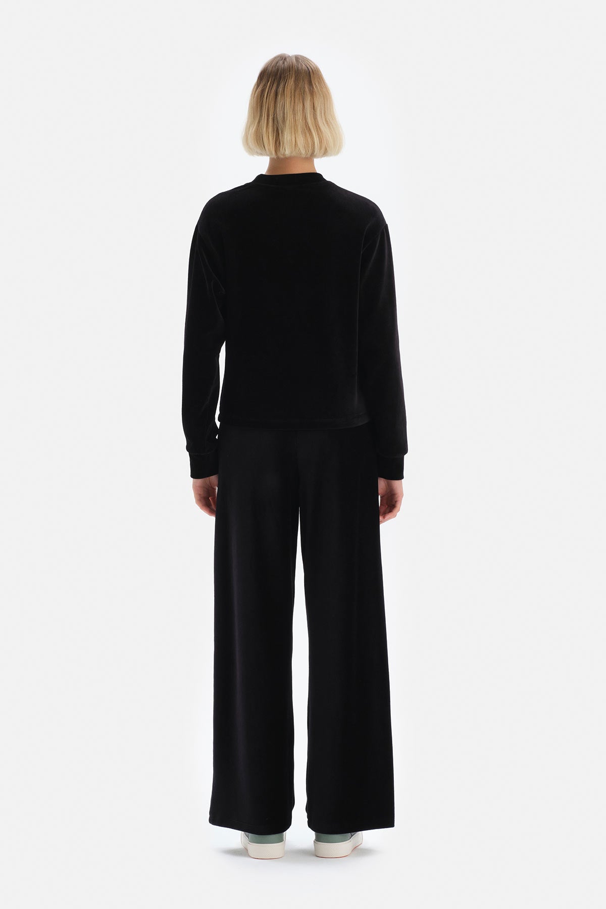 BLACK SWEATSHIRT
