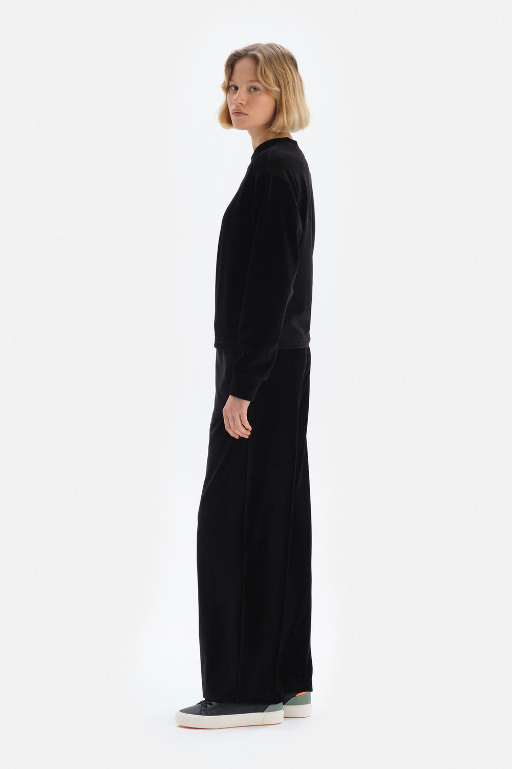 BLACK SWEATSHIRT
