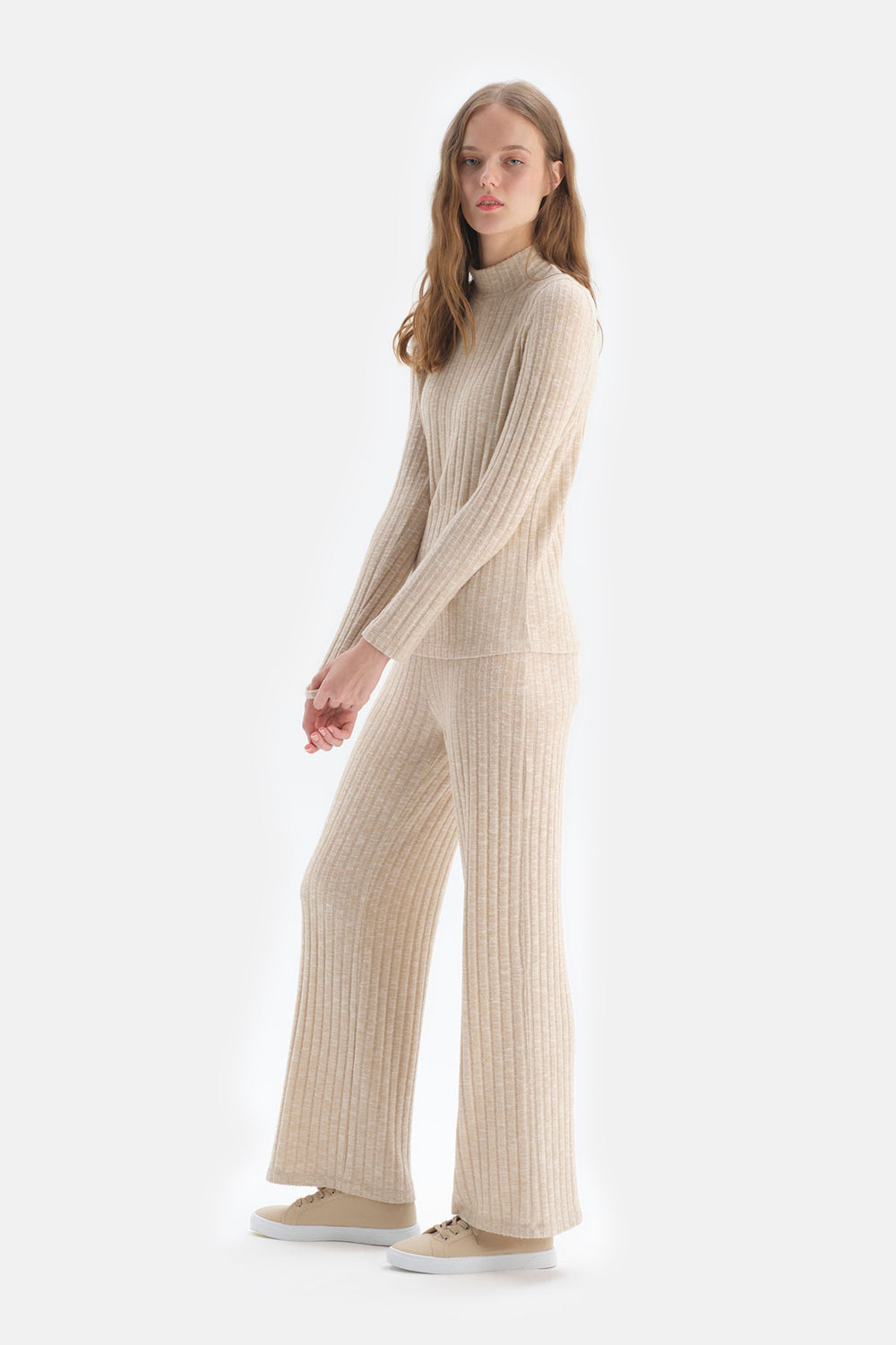 BEIGE PANTS