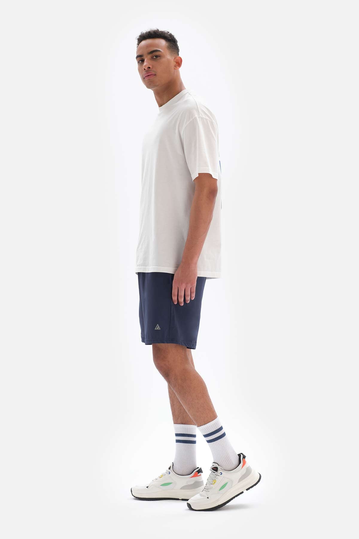 WHITE T-SHIRT