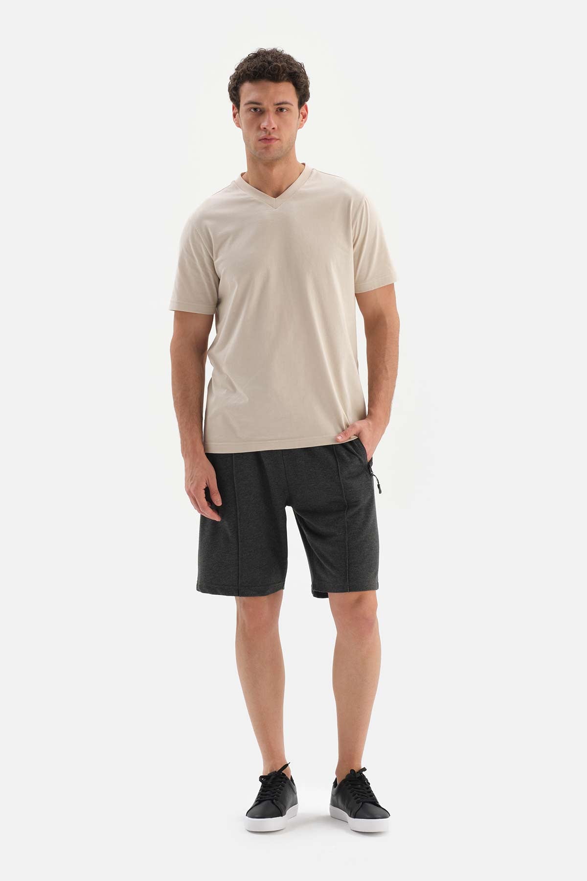 BLACK TWO THREAD SHORTS WITH POCKETS