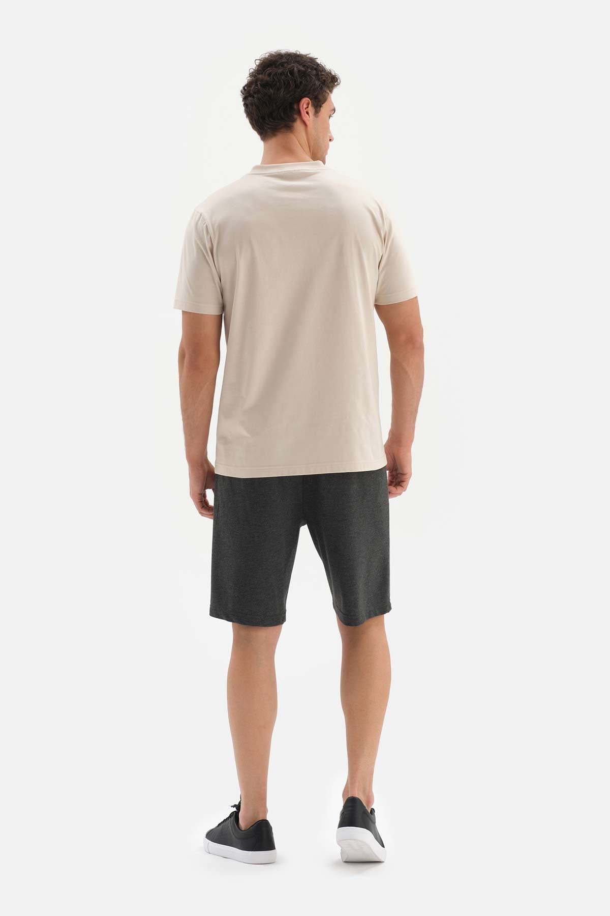 BLACK TWO THREAD SHORTS WITH POCKETS