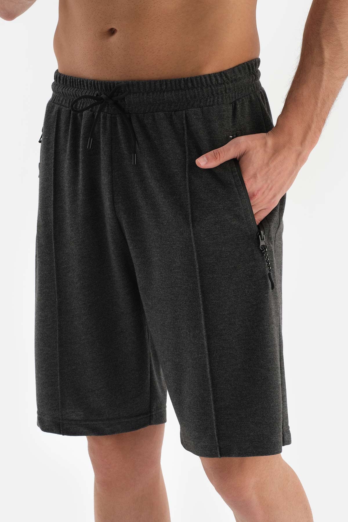 BLACK TWO THREAD SHORTS WITH POCKETS