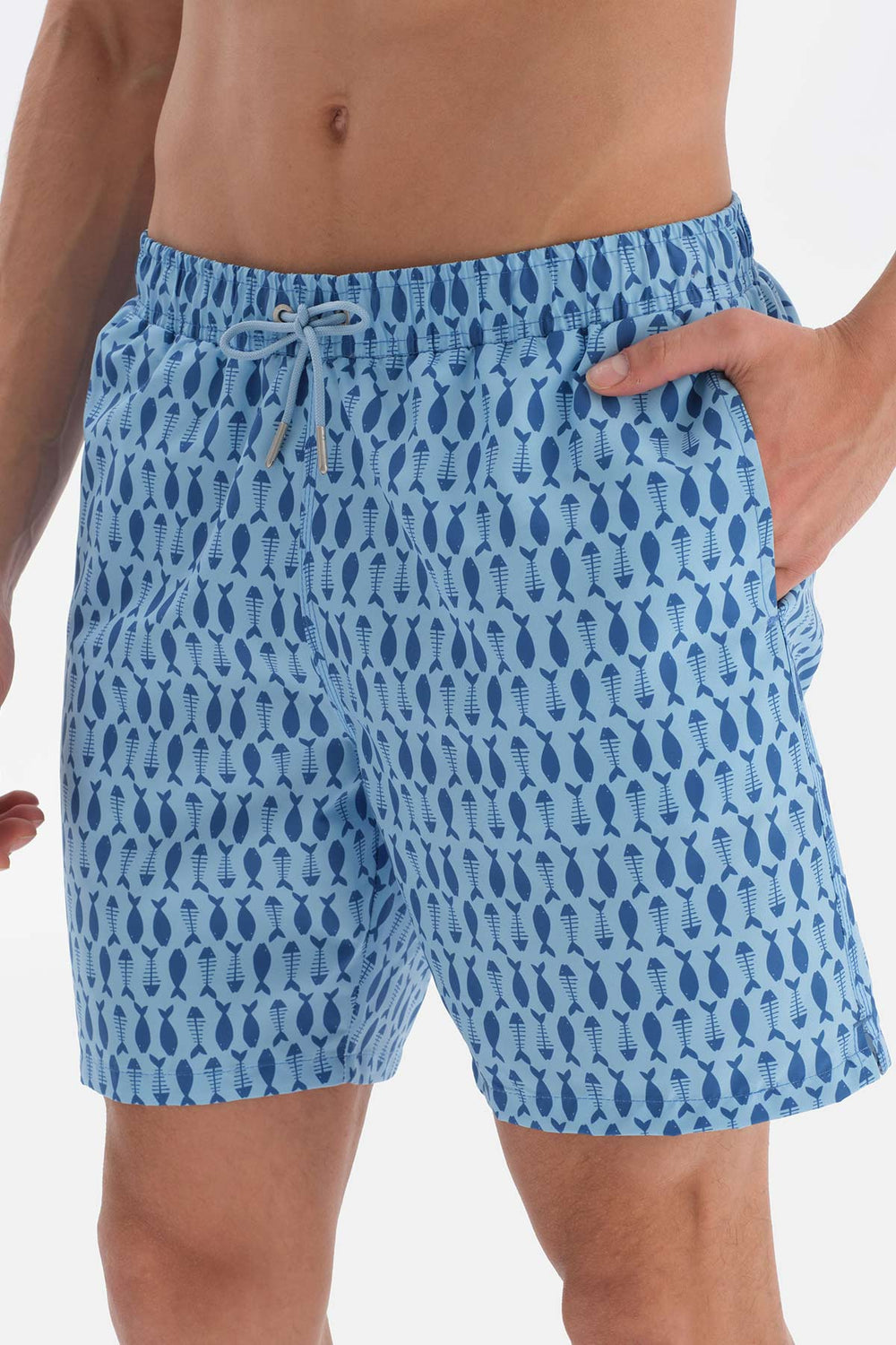 Mavi Kılçık Balık Desenli Orta Deniz Şortu