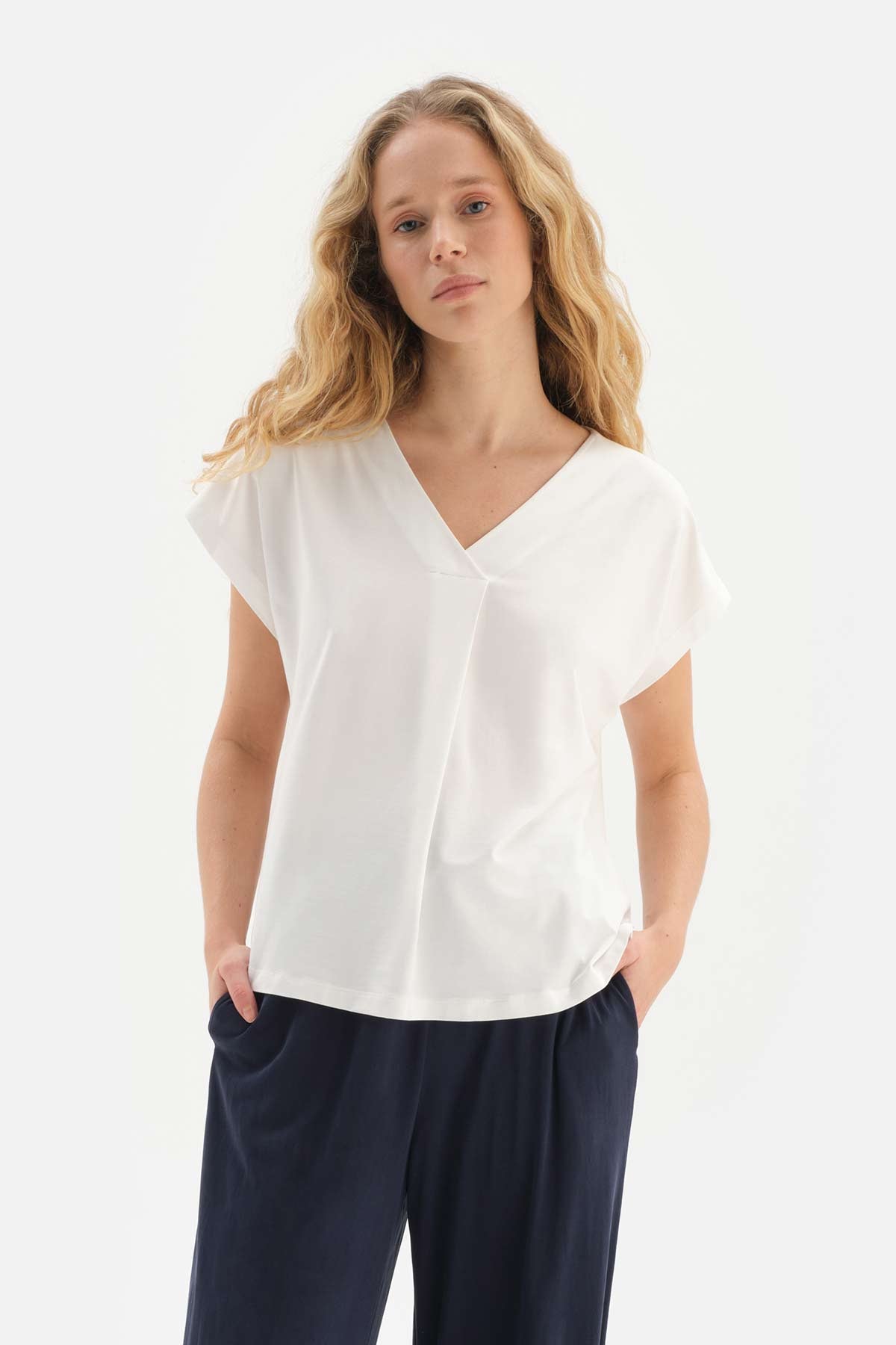 WHITE V-NECK PLEAT DETAILED T-SHIRT