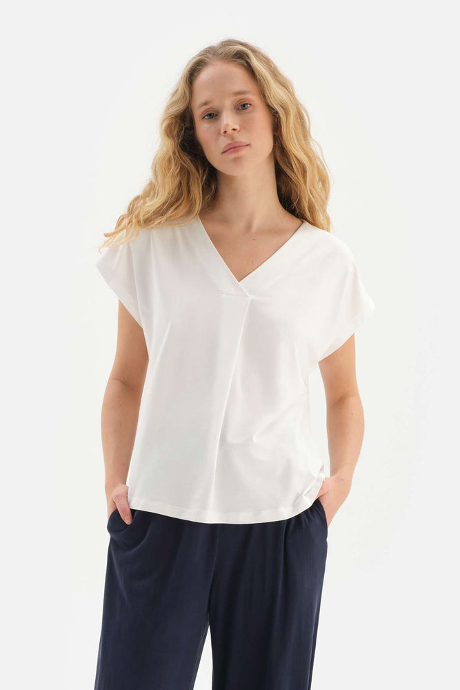 WHITE V-NECK PLEAT DETAILED T-SHIRT