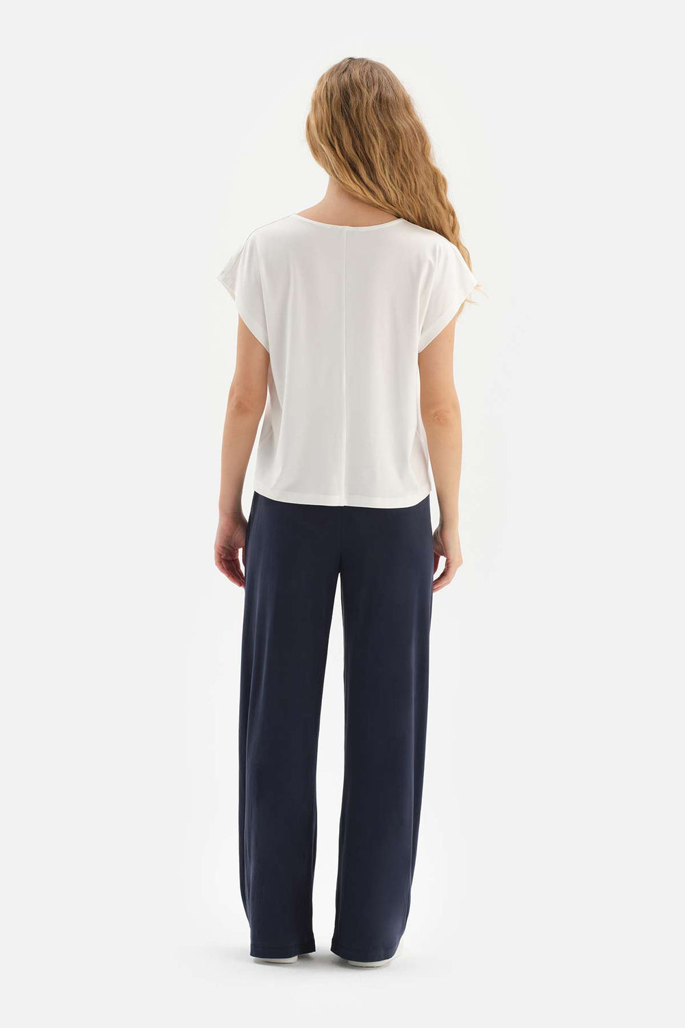 WHITE V-NECK PLEAT DETAILED T-SHIRT