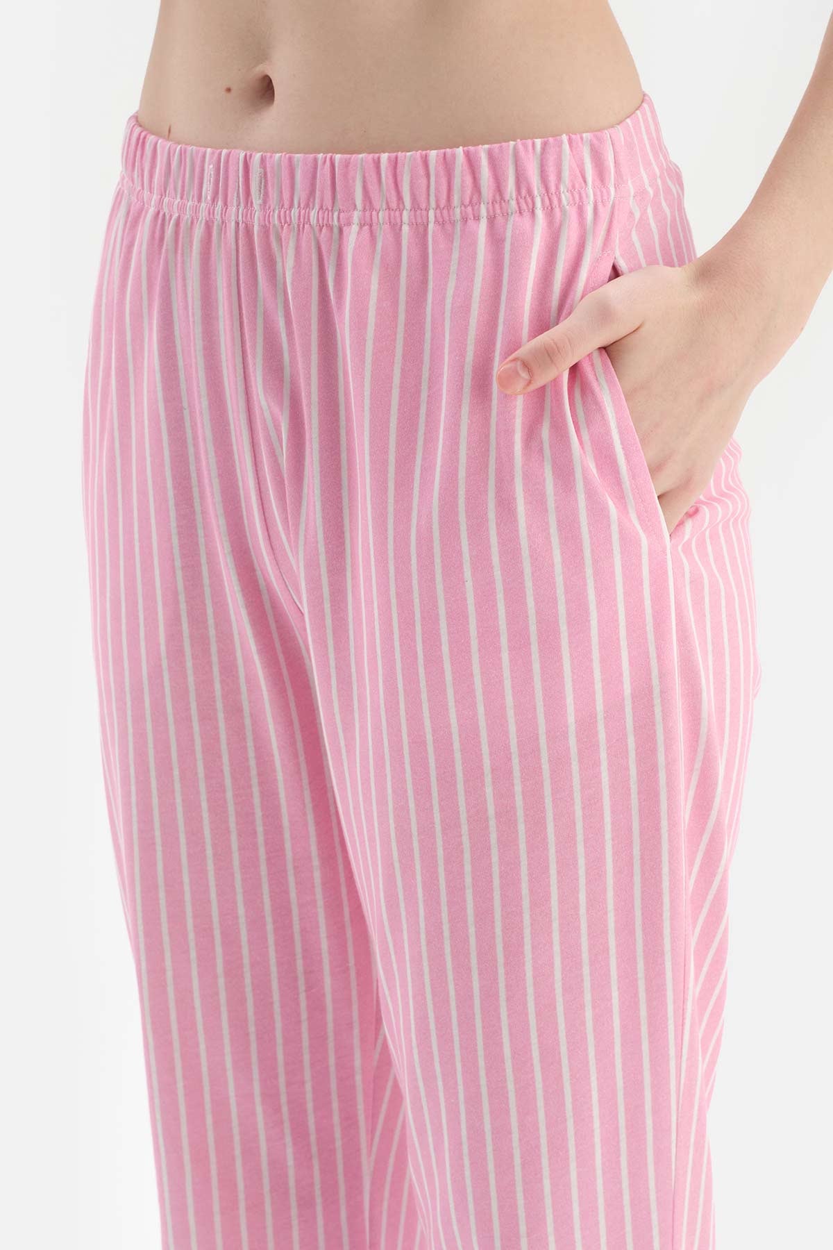 WHITE CREW-NECK ATHLET TOP STRIPED BOTTOM KNITTED PAJAMAS