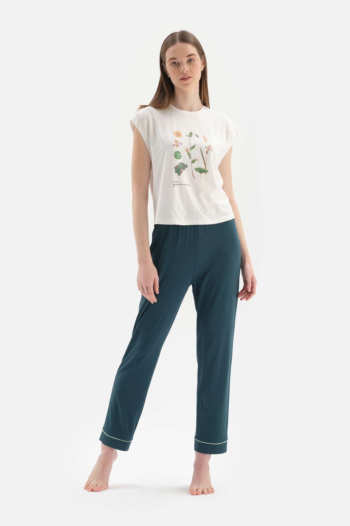 WHITE KNITTED PAJAMAS SUIT WITH CREW-NECK PRINT DETAILS