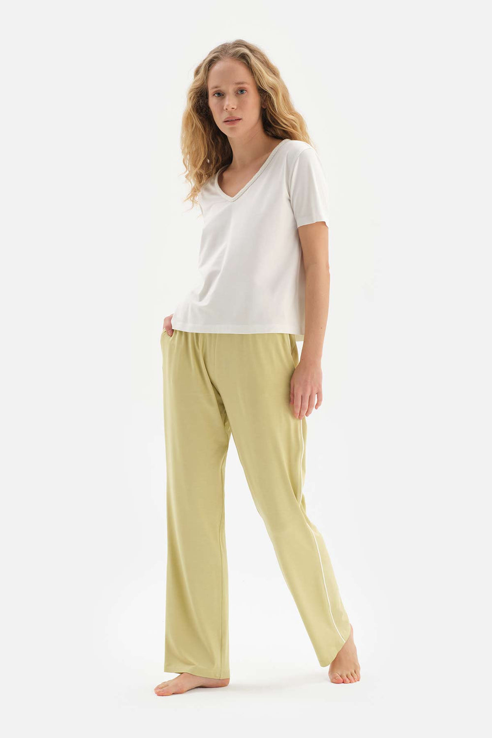 WHITE V-NECK SHORT SLEEVE KNITTED PAJAMAS SUIT