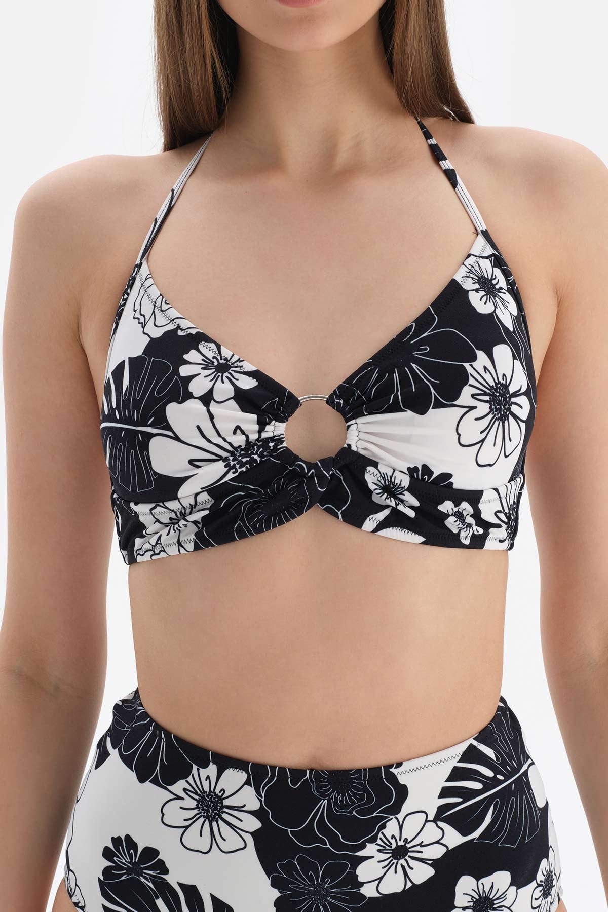 Siyah Beyaz Üçgen Geniş Bikini Üstü
