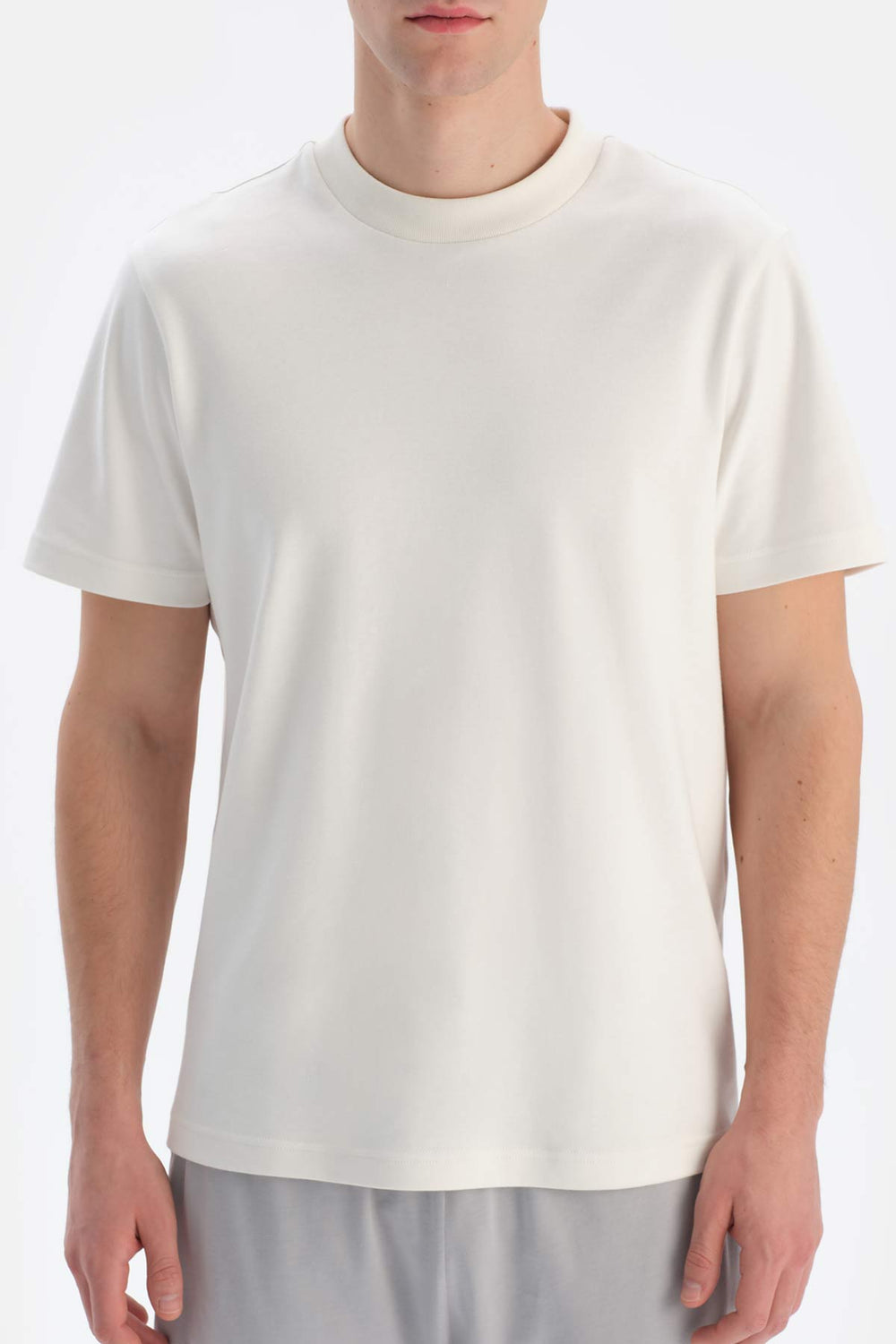 Beyaz Ipek Apre Interlok Bisiklet Yaka Tişört