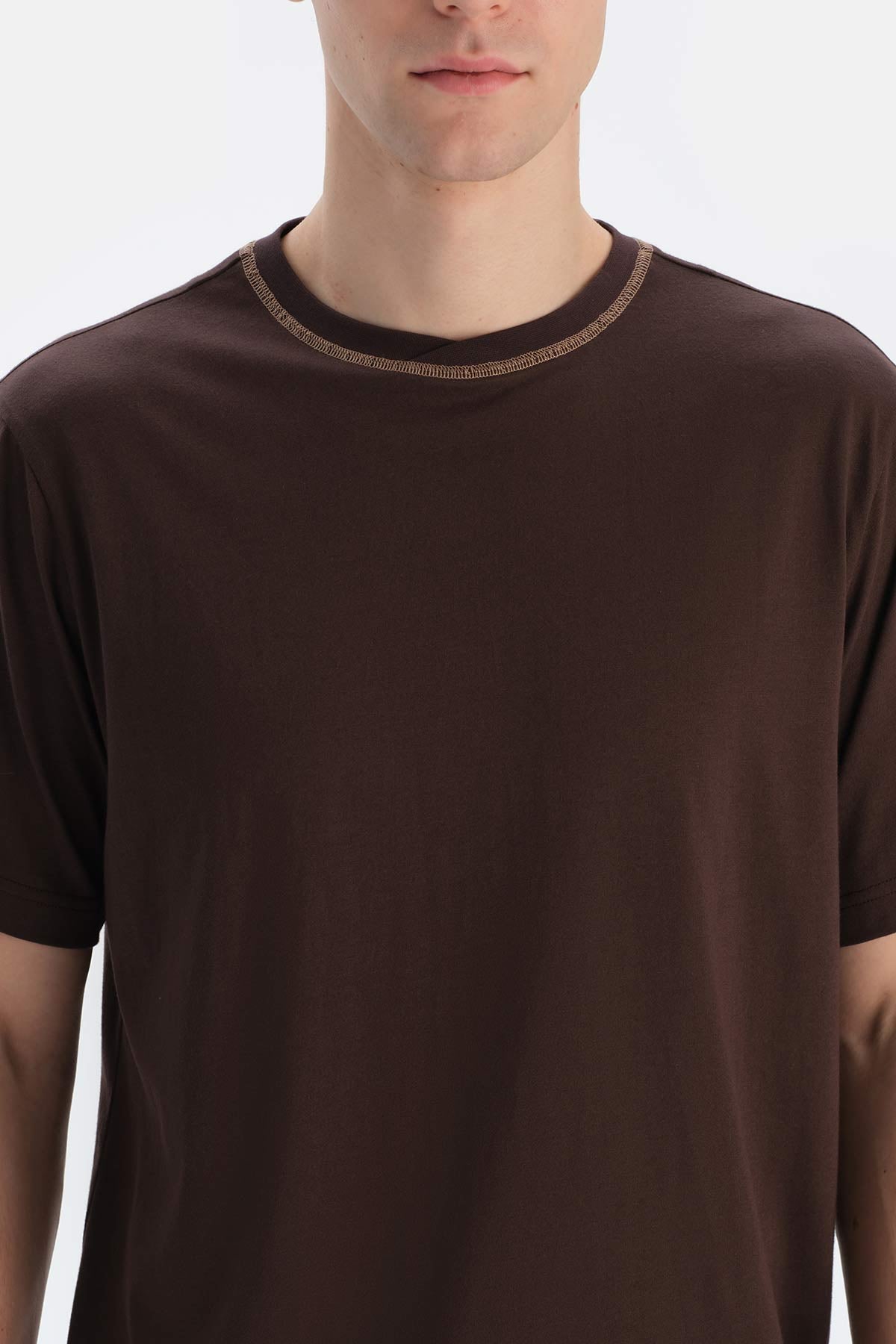 Koyu Kahve Bisiklet Yaka Kısa Kollu Tişört Şort Pijama Takımı