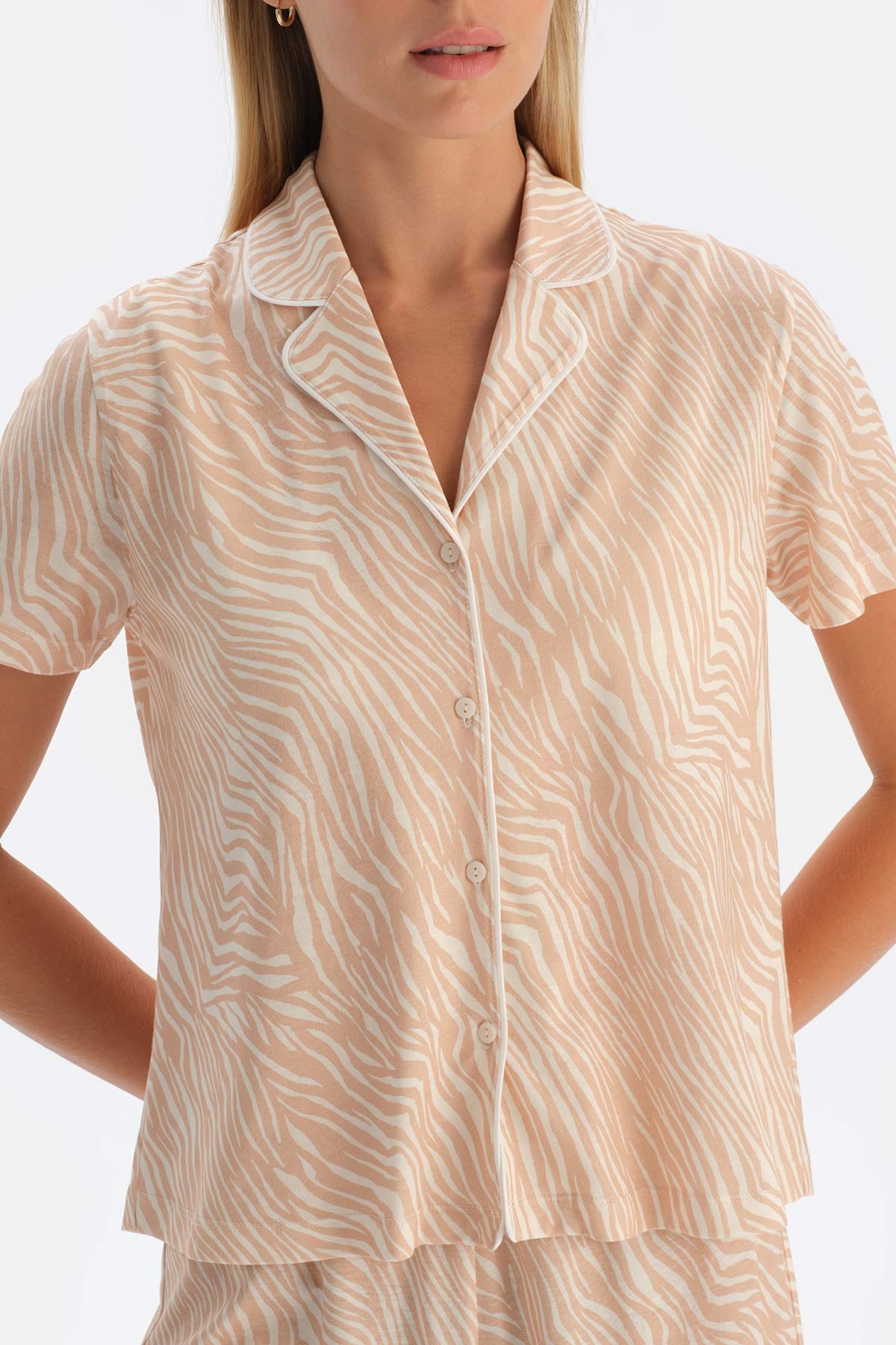 Bej Zebra Desenli Gömlek Yaka Şortlu Pijama Takımı