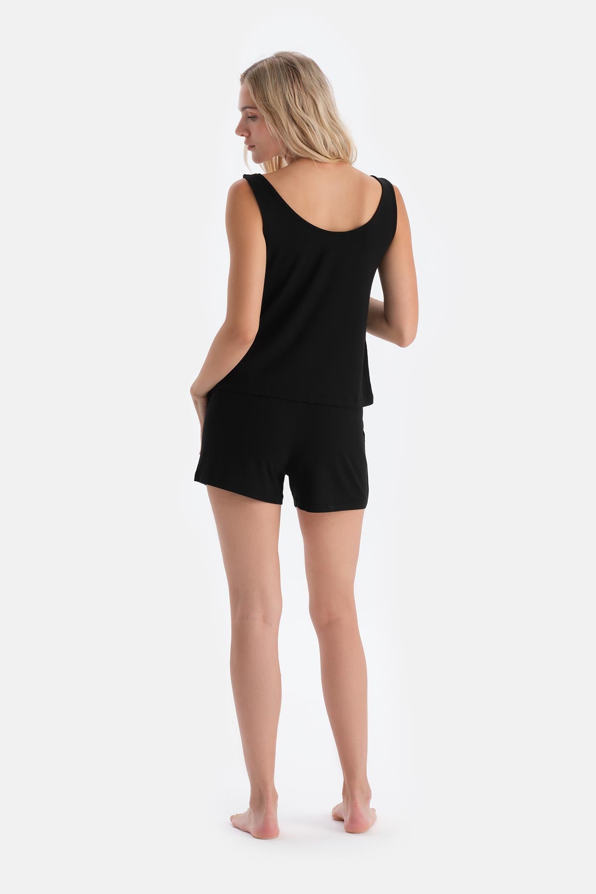 Siyah Saten Biye Detaylı Modal Şortlu Pijama Takımı