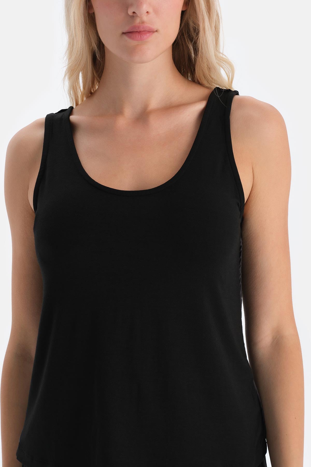 Siyah Saten Biye Detaylı Modal Şortlu Pijama Takımı