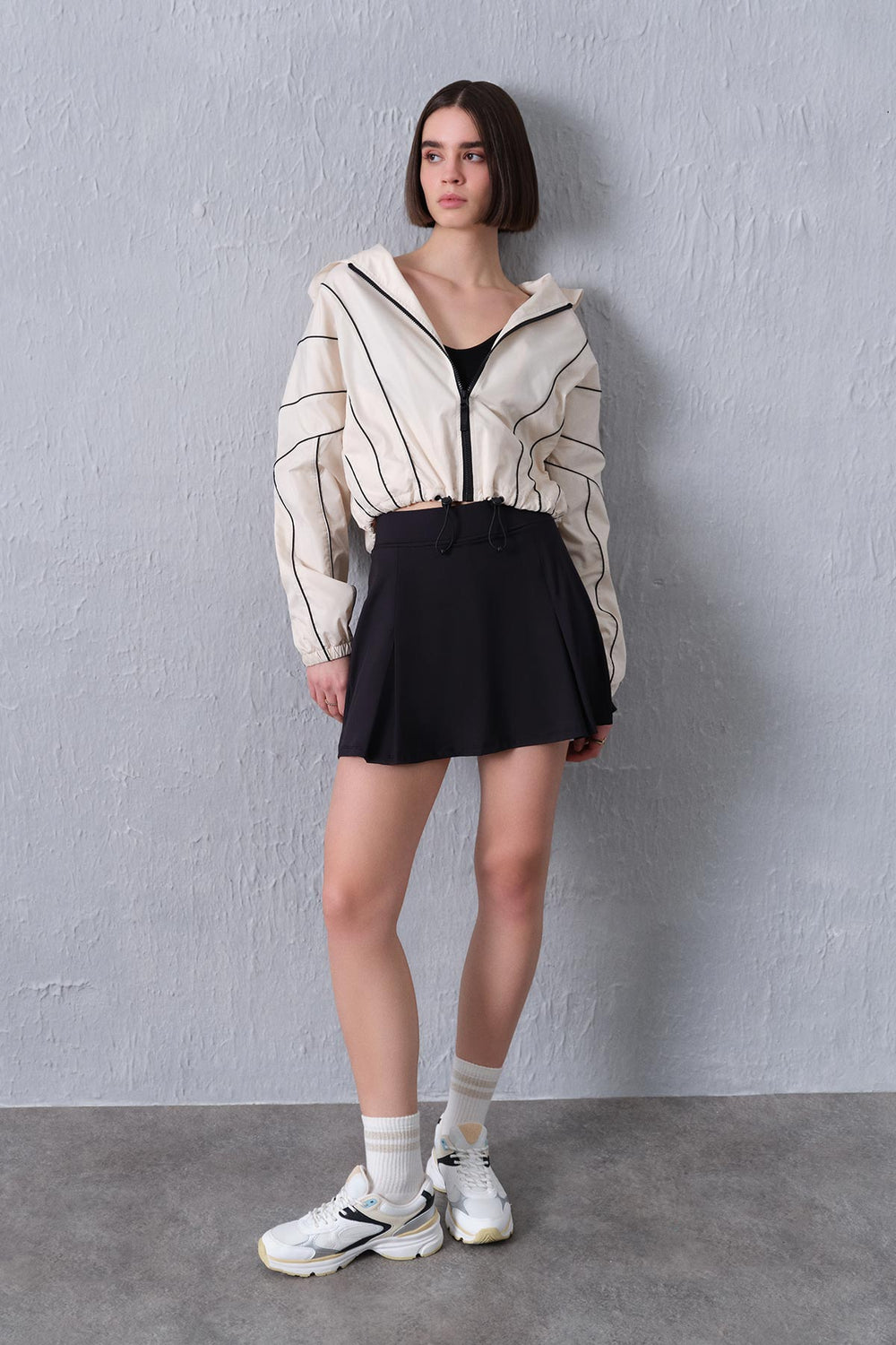 Beyaz Kadın Biye Detaylı Yağmurluk