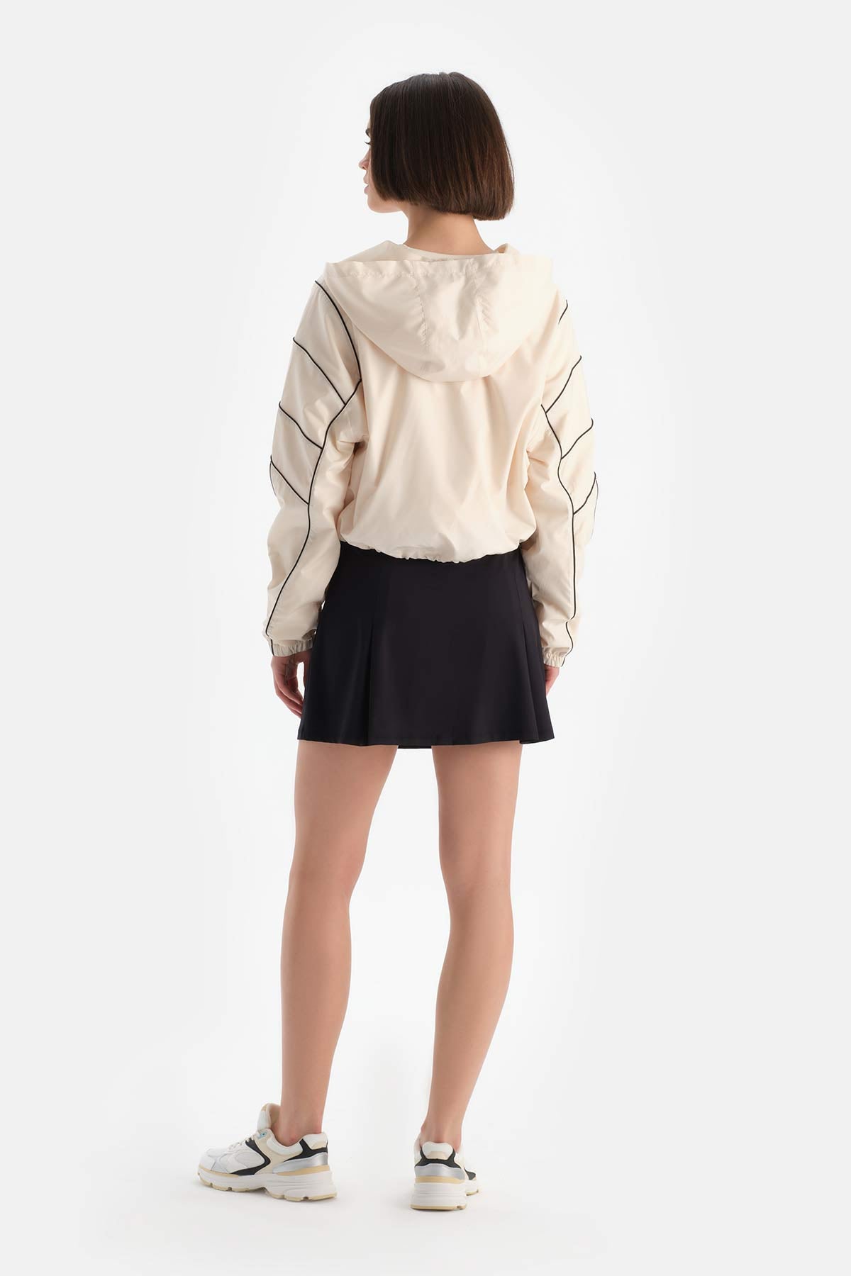 Beyaz Kadın Biye Detaylı Yağmurluk