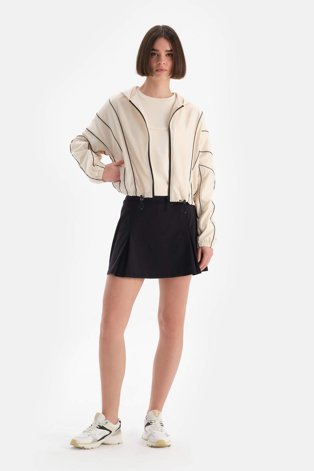 Beyaz Kadın Biye Detaylı Yağmurluk